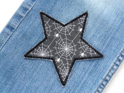 Spinnennetze-Stern-Bügelpatch dunkelgrau-weiß auf Jeanshose aufgebügelt, Baumwollstoff 10 x 10 cm, Hosenflicken Kinderhosen reparieren handmade Berlin Piratenbande