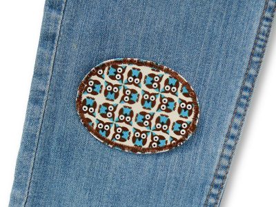 Ovale Eulen-Bügelflicken 6 x 8 cm aus hellem Canvas auf Jeanshose, türkis-braune Eulen Allover-Muster, Knieflicken handmade Berlin Piratenbande