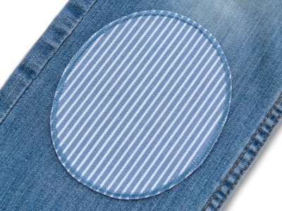 großer gestreifter hellblauer Jeansflicken auf eine Jeanshose aufgebügelt, Oshkosh-Jeansstoff 10 x 12 cm, XL Knieflicken Bügelflicken handmade Berlin Piratenbande