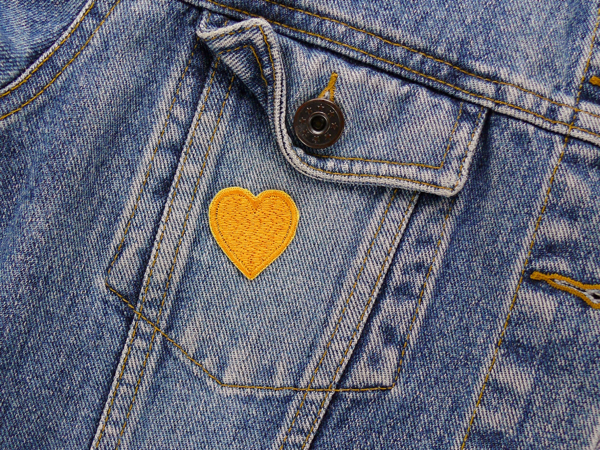 Gelber Mini Herz Patch 3 x 3 cm auf Jeansjacke aufgebügelt, gelbes Herz Baumwollstoff, Herz-Bügelflicken handmade Berlin