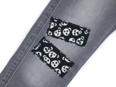 Piraten-Trostpflaster schwarz auf Kinderhose oder Jeans aufgebügelt, schwarzer Baumwollstoff 7,5 x 3,5 cm mit hellen Totenköpfen, Hosenpflaster Kinderhosen reparieren handmade Berlin Piratenbande
