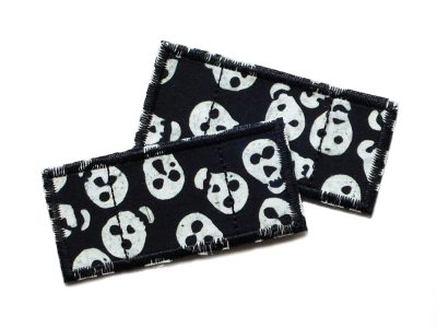 Zwei Bügelflicken in Pflasterform aus schwarzem Baumwollstoff mit hellem Totenkopf-Muster, jeweils 7,5 x 3,5 cm, Pflaster Flicken zum Aufbügeln auf Kinderhosen, handmade Berlin
