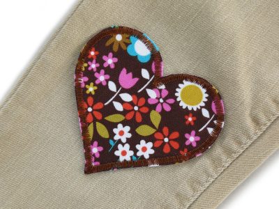 Retro Blumen Herz Bügelflicken braun auf Jeans oder Kinderhose aufgebügelt, 8,5 x 8 cm, Herz-Hosenflicken Kinderhosen reparieren handmade Berlin Piratenbande