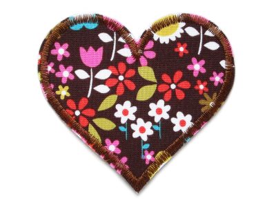 Herz Aufnäher Retro Blumen braun aus Baumwollstoff mit bunten Retro-Blüten Allover, 8,5 x 8 cm, herzförmiger Bügelflicken für Kinderhosen handmade Berlin