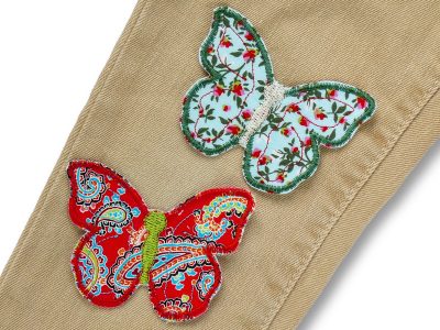 Hellblauer und roter Schmetterling Aufnäher auf Hosenbein aufgebügelt – Schmetterling Bügelflicken in 2 Farben, 7,5 x 6 cm, Baumwollstoff handmade Berlin Piratenbande