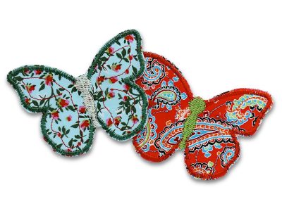 Schmetterling Patches in 2 Farben: hellblauer Schmetterling mit Blumenmuster und grüner Garnumrandung sowie roter Schmetterling mit Paisley-Motiv, 7,5 x 6 cm, Bügelflicken handmade Berlin