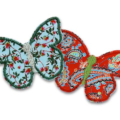 Schmetterling Patches in 2 Farben: hellblauer Schmetterling mit Blumenmuster und grüner Garnumrandung sowie roter Schmetterling mit Paisley-Motiv, 7,5 x 6 cm, Bügelflicken handmade Berlin