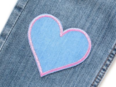 Rosa Herz Jeansflicken auf Kinderhose aufgebügelt, hellblauer Jeansstoff 8,5 x 8 cm mit rosafarbener Umrandung, Herz-Hosenflicken Kinderhosen reparieren Piratenbande Berlin