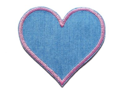 Jeansflicken Herz hellblau mit rosa - Flicken einfach aufbügeln – herzförmiger Knieflicken 8,5 x 8 cm aus hellblauem Jeansstoff mit rosafarbener Garnumrandung, Herz-Bügelflicken handmade Berlin