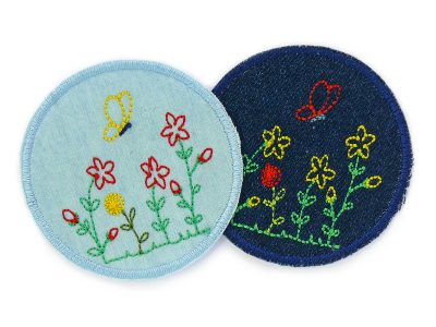 Blumen Aufnäher zum aufbügeln aus Jeans in 2 Farben – Blumenwiesen Knieflicken Jeans hellblau und dunkelblau Ø 7 cm mit Blumen und Schmetterling gestickt, Bügelflicken handmade Berlin