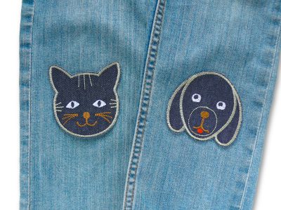 Stickapplikation Katze und Hund auf einer Kinderhose Hund und Katze Jeans-Patches in 2 Varianten auf dunkelblauem Jeansstoff, 8 x 7,5 cm, als Knieflicken für Kinder, Bügelflicken handmade Berlin