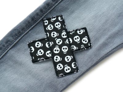 Schwarzer Totenkopf Bügelflicken 9 x 9 cm auf Kinderhose aufgebügelt, schwarzer Baumwollstoff mit nachtleuchtenden Totenköpfen, Piraten Knieflicken handmade Berlin Piratenbande