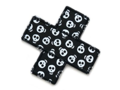 schwarzer Flicken Hosenpflaster mit weißen Totenköpfen – Totenkopf Hosenpflaster aus schwarzem Baumwollstoff 9 x 9 cm mit nachtleuchtenden weißen Totenköpfen, Glow in the Dark Bügelflicken handmade Berlin Piratenbande