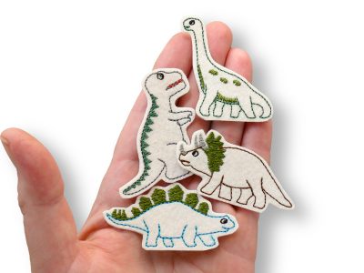 Nahaufnahme Dinosaurier Patches Set, Triceratops und T-Rex auf naturfarbenem Filz gestickt, Dino Aufnäher Bügelflicken handmade Berlin Piratenbande