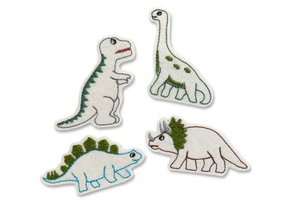 Dinosaurier Patches 4er Set – Triceratops Tyrannosaurus Stegosaurus Brachiosaurus gestickt auf naturfarbenem Filz, Dino Bügelflicken handmade Berlin