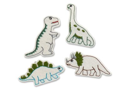 Dinosaurier Patches 4er Set – Triceratops Tyrannosaurus Stegosaurus Brachiosaurus gestickt auf naturfarbenem Filz, Dino Bügelflicken handmade Berlin