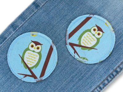 Waldeule Bügelflicken auf Kinderhose aufgebügelt, hellblauer Baumwollcanvas Ø 6,5 cm mit grüner Eule auf Ast, 2er Set Knieflicken für Kinder, Piratenbande Berlin