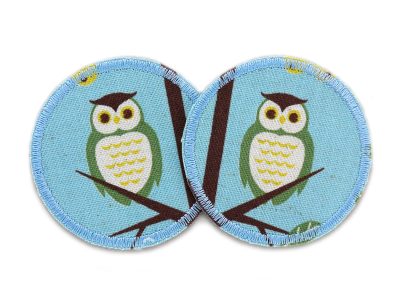 Zwei runde Eulen-Bügelflicken aus hellblauem Baumwollcanvas mit grüner Waldeule auf Ast, jeweils Ø 6,5 cm, Knieflicken für Kinderhosen zum Aufbügeln, handmade Berlin