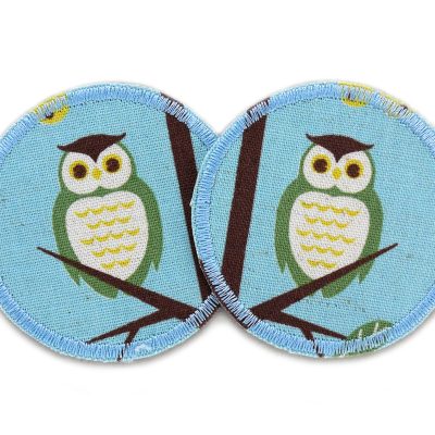 Zwei runde Eulen-Bügelflicken aus hellblauem Baumwollcanvas mit grüner Waldeule auf Ast, jeweils Ø 6,5 cm, Knieflicken für Kinderhosen zum Aufbügeln, handmade Berlin