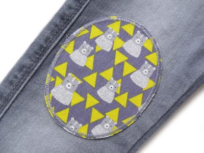 Ovale Bären-und-Dreiecke-Bügelflicken 8 x 10 cm aus grauem Canvas auf Jeanshose, Retro-Scandi-Muster, Knieflicken handmade Berlin Piratenbande