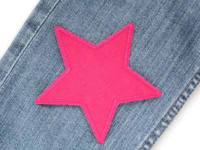 Pinker Stern-Cordflicken auf Kinderhose aufgebügelt, Baumwollcord 10 x 10 cm, Cord-Bügelflicken Hosenflicken Kinderhosen reparieren Piratenbande Berlin