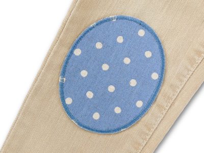 Pünktchen-Knieflicken blaugrau auf Kinderhose aufgebügelt, Baumwollcanvas 8 x 10 cm mit hellen Punkten, Hosenflicken Kinderhosen reparieren Piratenbande Berlin