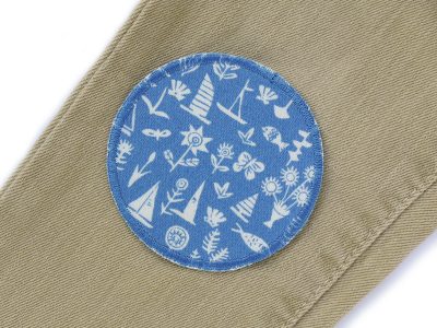 Sealife Bügelflicken Ø 7 cm auf Kinderhose aufgebügelt, blassblaues Baumwolle mit maritimen Motiven Segelboote Fische, Knieflicken handmade Berlin Piratenbande