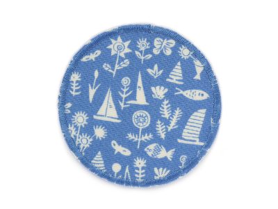 Sealife Hosenflicken Ø 7 cm aus blassblauen Baumwollstoff mit Segelbooten Fischen und Wasserpflanzen Allover, maritimer Bügelflicken Unikat handmade Berlin