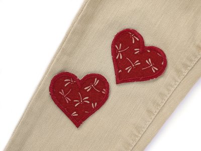 Kleine Herz-Bügelflicken weinrot mit hellen Libellen auf Hose aufgebügelt, herzförmige Libellen-Aufnäher 5,5 x 5 cm aus Baumwollstoff handmade Berlin