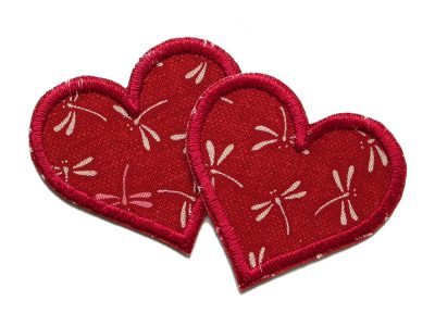 2 herzförmige Libellen-Bügelflicken aus weinrotem Baumwollstoff mit hellen Libellen-Allover-Muster, jeweils 5,5 x 5 cm, Herz-Aufnäher 2er Set handmade Berlin Piratenbande