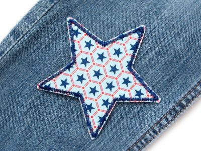 Hellblauer Sternchen-Stern auf Kinderhose oder Jeans aufgebügelt, Baumwollstoff 10 x 10 cm mit dunkelblauen Sternchen und roten Akzenten, Hosenflicken Bügelflicken handmade Berlin Piratenbande