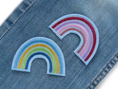 Pastell-Regenbogen-Patches in 2 Farbvarianten Flieder-Rosa und Blau-Grün auf eine Jeanshose aufgebügelt, 7 x 5 cm gestickter Jeans-Bügelflicken, Regenbogen-Aufnäher Piratenbande Berlin
