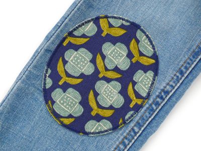 Retro-Blumen-Knieflicken 10 x 12 cm aus dunkelblauem Canvas auf Jeanshose aufgebügelt, türkis und olivgrün, XL Bügelflicken für Kinder und Erwachsene handmade Berlin