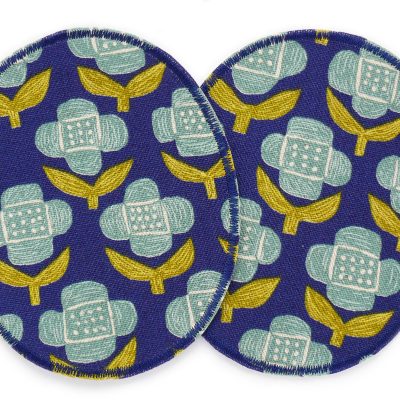 2 XL Knieflicken Retro Blumen aus dunkelblauem Baumwollcanvas mit türkisfarbenen Blumen und olivgrünen Blättern, jeweils 10 x 12 cm, türkise Blumen auf dunkelblauem Canvas