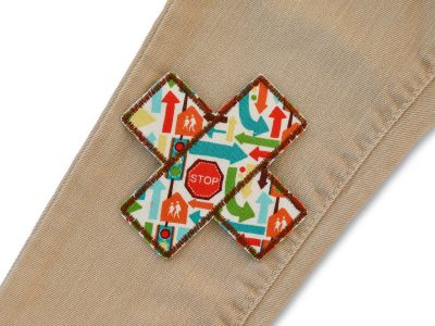 buntes Hosenpflaster Flicken mit Verkehrszeichen auf einer hellen Jeanshose – Traffic Hosenpflaster 9 x 9 cm auf heller Jeans aufgebügelt, bunte Verkehrszeichen Ampeln Pfeile, Knieflicken handmade Berlin Piratenbande