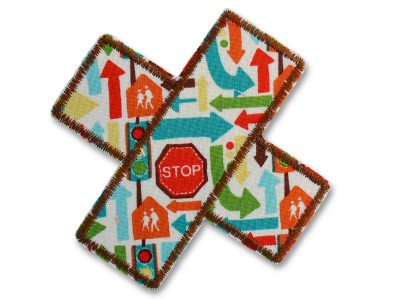 Hosenpflaster aus Baumwollstoff mit buntem Traffic-Muster aus Verkehrsschildern und Ampeln auf hellem Grund, 9 x 9 cm, zum Aufbügeln auf Kinderhosen, handmade Berlin Piratenbande