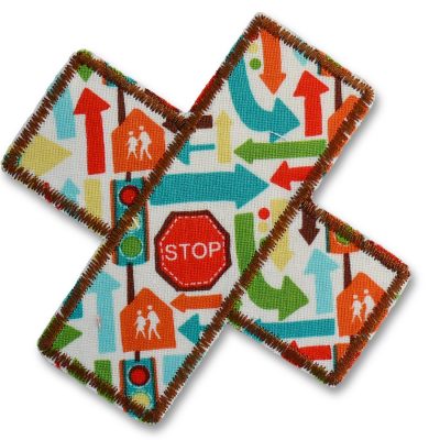 Hosenpflaster aus Baumwollstoff mit buntem Traffic-Muster aus Verkehrsschildern und Ampeln auf hellem Grund, 9 x 9 cm, zum Aufbügeln auf Kinderhosen, handmade Berlin