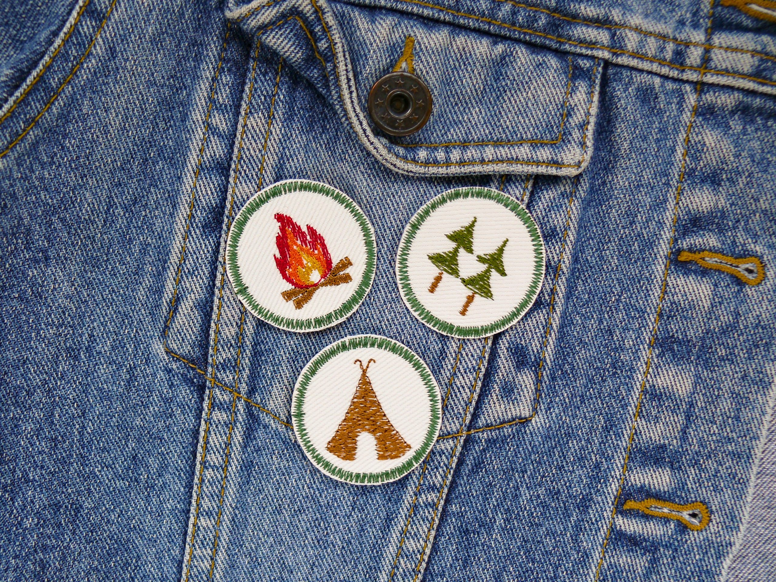 Camping Patches Lagerfeuer Zelt Wald Ø 4 cm auf Jeansjacke aufgebügelt, weißer Jeansstoff mit grüner Stickerei, Bügelflicken handmade Berlin Piratenbande