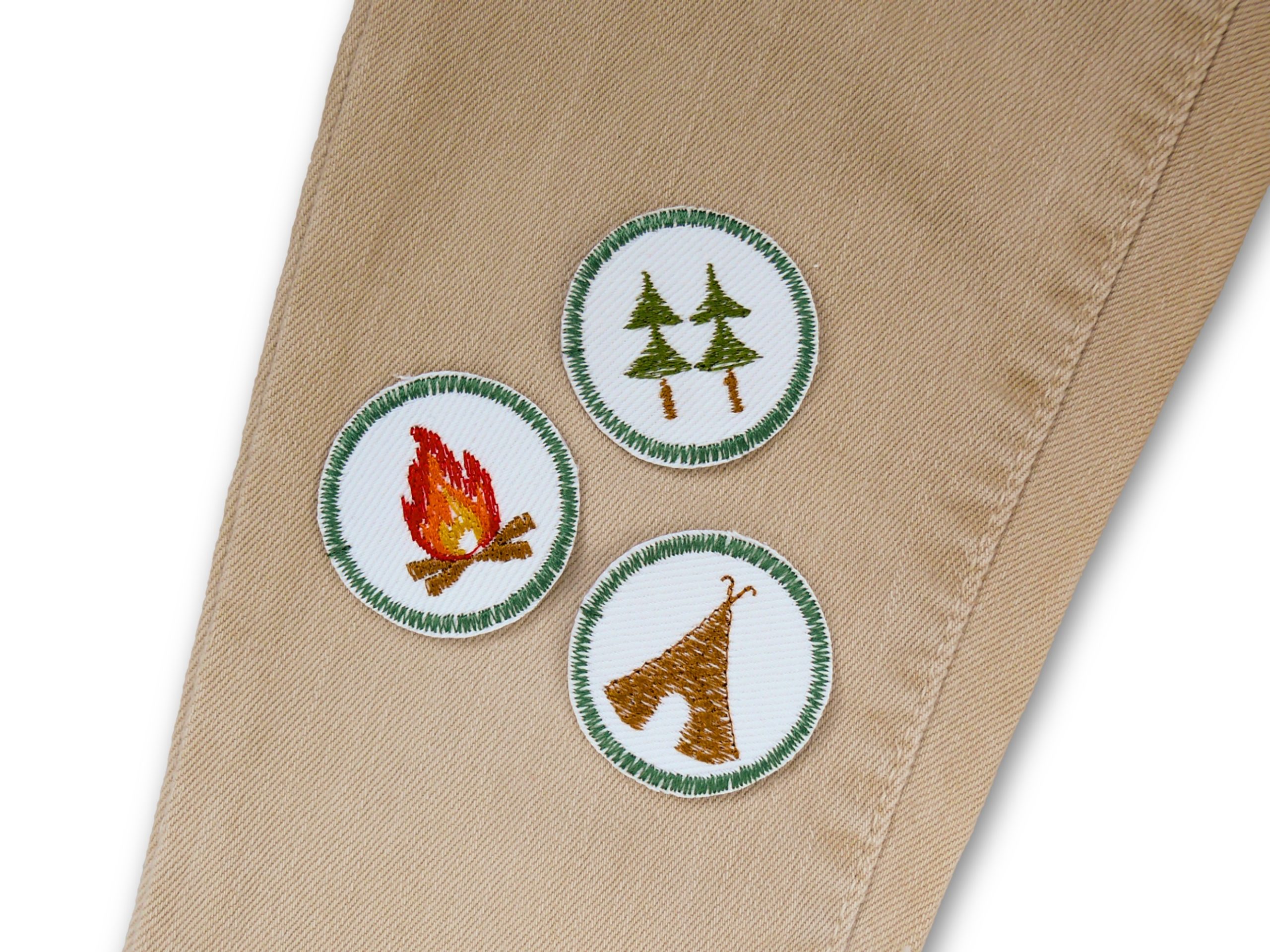 Camping Outdoor Patches Ø 4 cm auf Kinderhose aufgebügelt, Lagerfeuer Zelt Wald gestickt auf weißem Jeansstoff, Mini-Aufnäher handmade Berlin Piratenbande