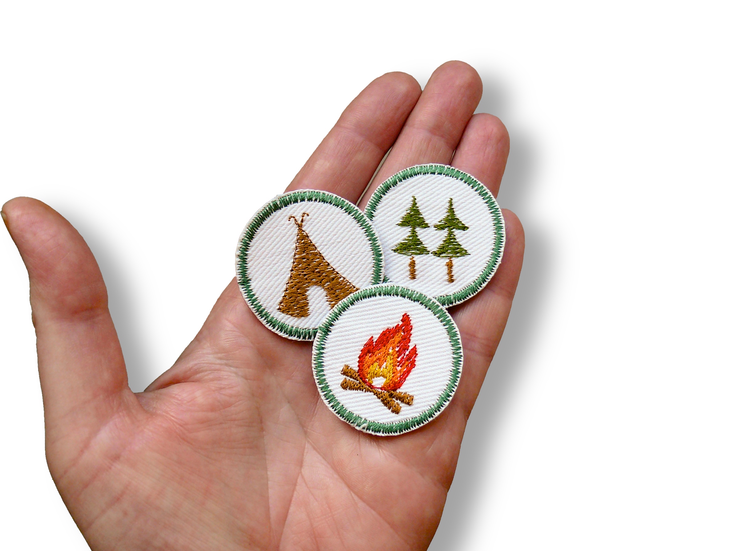 Nahaufnahme Camping Patches 3er Set, Lagerfeuer Tipi Tannenbäume Ø 4 cm auf weißem Jeans, Outdoor Mini-Bügelflicken handmade Berlin