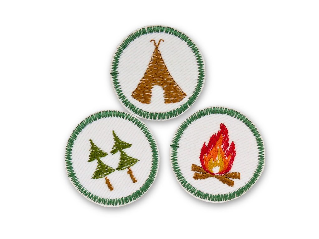 Camping Patches 3er Set Ø 4 cm – Lagerfeuer, Zelt und Tannenbäume gestickt auf weißem Jeansstoff mit grüner Umrandung, Outdoor-Bügelflicken handmade Berlin