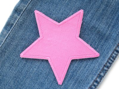 Stern Cord rosa auf Jeanshose oder Kinderhose aufgebügelt, Baumwollcord 10 x 10 cm, rosafarbener Stern-Aufnäher Cordflicken handmade Berlin Piratenbande