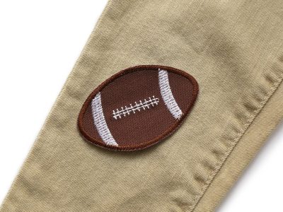 Football Patch braun auf Kinderhose aufgebügelt, 8 x 5 cm brauner Canvas mit gesticktem American Football, Bügelflicken handmade Berlin Piratenbande