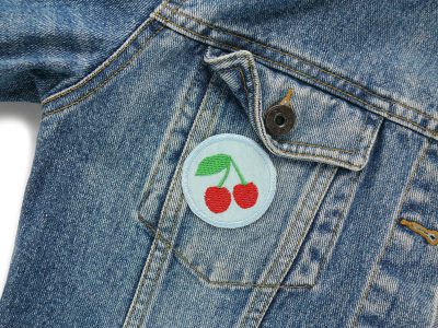 Jeansflicken Patch rote Kirschen, Ø 5 cm hellblauer Jeans mit zwei gestickten Kirschen, Kirschen-Bügelflicken handmade Berlin