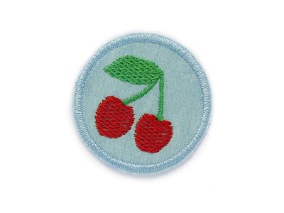 runder Kirschen Bügelflicken Ø 5 cm aus hellblauem Jeansstoff mit zwei gestickten roten Kirschen, Bügelflicken handmade Berlin