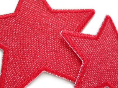 Nahaufnahme Stern-Jeansflicken rot, roter Jeansstoff mit roter Garnumrandung, Hosenflicken Bügelflicken handmade Berlin Piratenbande