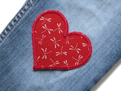 Weinroter Libellen-Herz-Patch auf Hose aufgebügelt, Baumwollstoff 8,5 x 8 cm herzförmig mit hellen Libellen, Herz-Bügelflicken Statement-Patch handmade Berlin