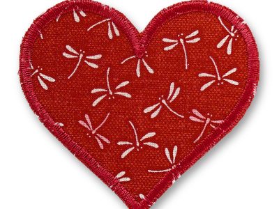 Herz-Bügelflicken Libelle weinrot aus Baumwollstoff, 8,5 x 8 cm, herzförmig mit hellen Libellen Allover-Muster auf Weinrot, Libellen-Aufnäher zum Aufbügeln handmade Berlin