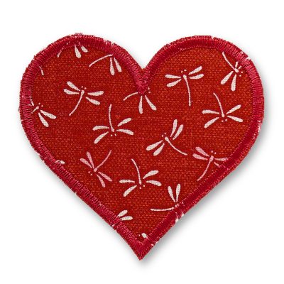 Herz-Bügelflicken Libelle weinrot aus Baumwollstoff, 8,5 x 8 cm, herzförmig mit hellen Libellen Allover-Muster auf Weinrot, Libellen-Aufnäher zum Aufbügeln handmade Berlin