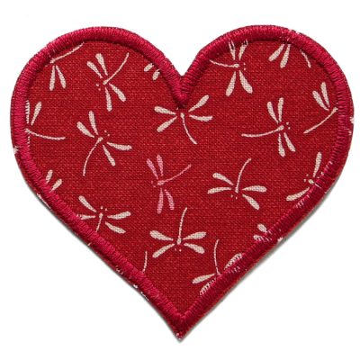 Herz-Bügelflicken Libelle weinrot aus Baumwollstoff, 8,5 x 8 cm, herzförmig mit hellen Libellen Allover-Muster auf Weinrot, Libellen-Aufnäher zum Aufbügeln handmade Berlin